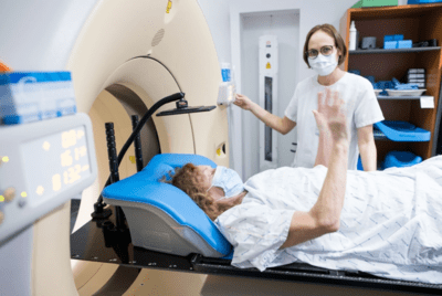 Ann volgt radiotherapie bij OLV (uit tijdschrift Leven)